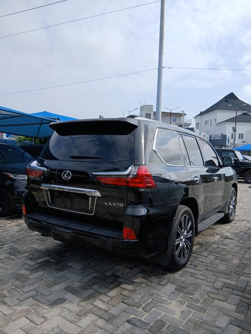 2018 Lexus LX570 available for hire in Lagos, photograph 5