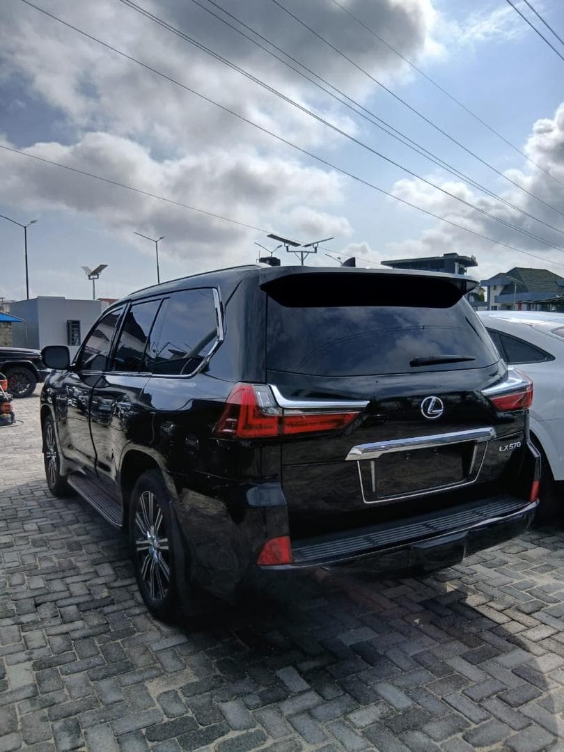 2018 Lexus LX570 available for hire in Lagos, photograph 3